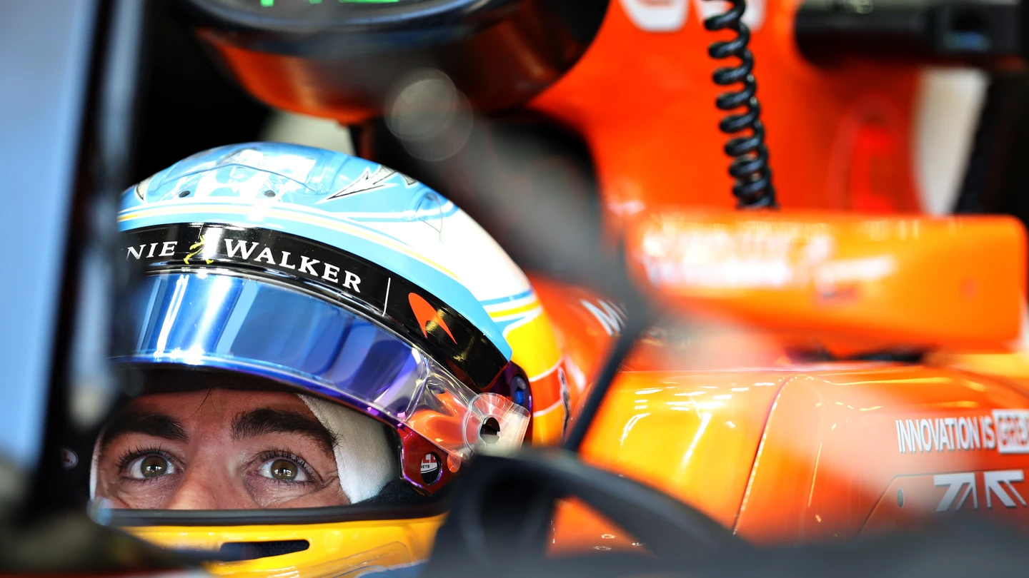 Fernando Alonso en el box de McLaren Fernando Alonso en el box de McLaren