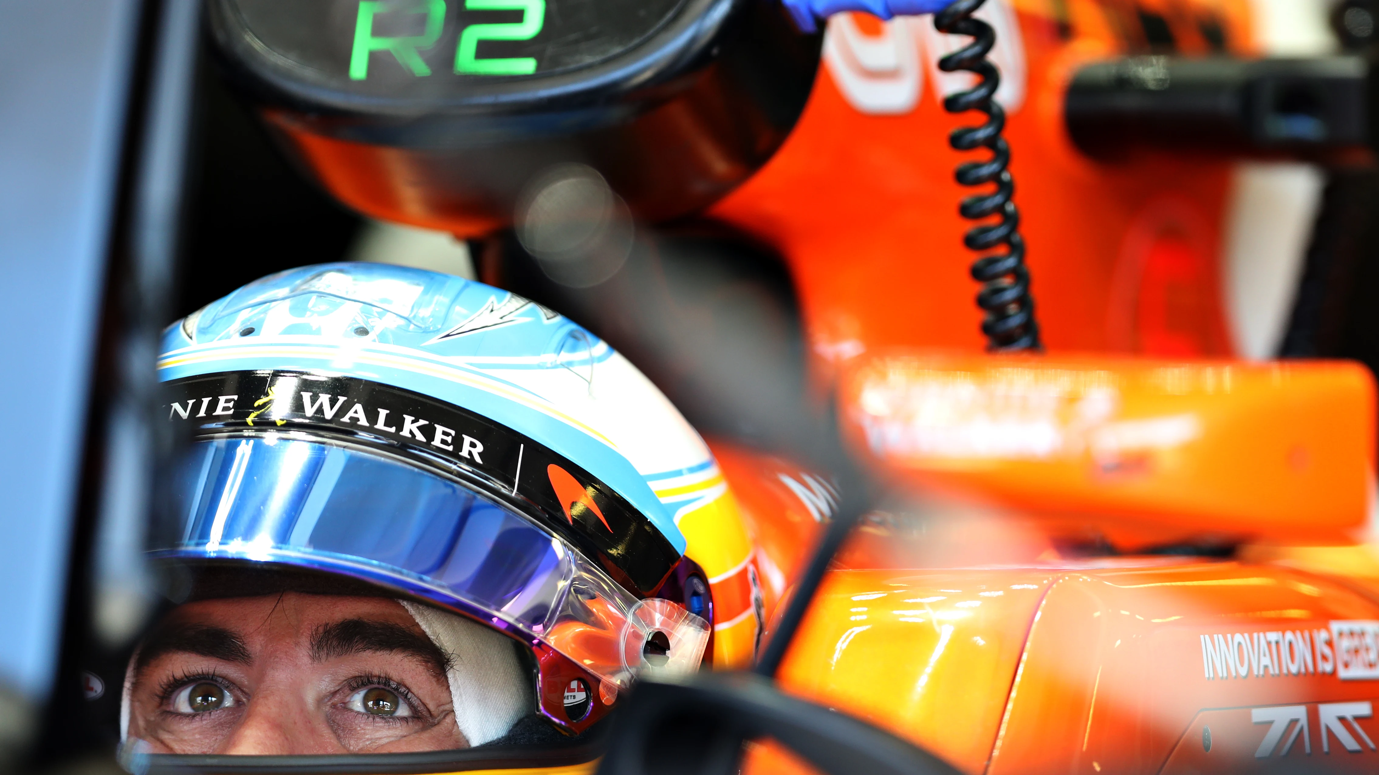 Fernando Alonso en el box de McLaren