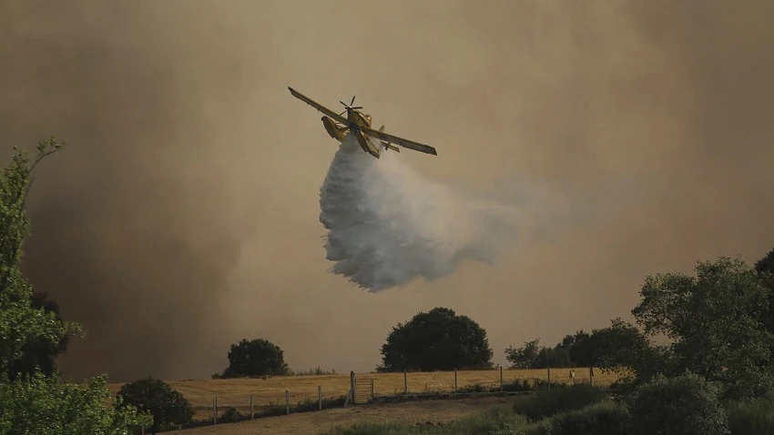 Una aeronave en las labores de extinción del incendio de Zamora