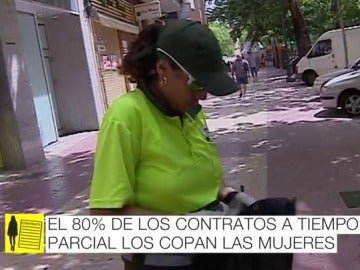 Una mujer en su puesto de trabajo Una mujer en su puesto de trabajo