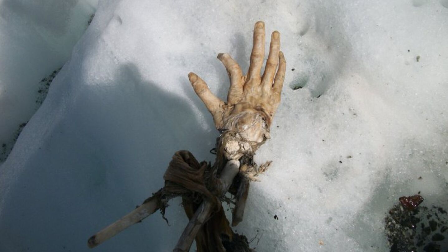 La mano de una pasajera del avi&oacute;n encontrada en los Alpes