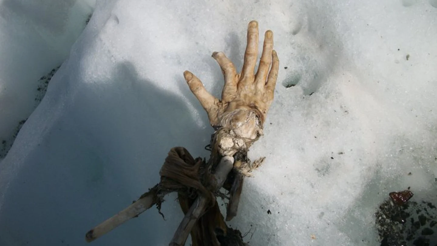 La mano de una pasajera del avión encontrada en los Alpes La mano de una pasajera del avión encontrada en los Alpes