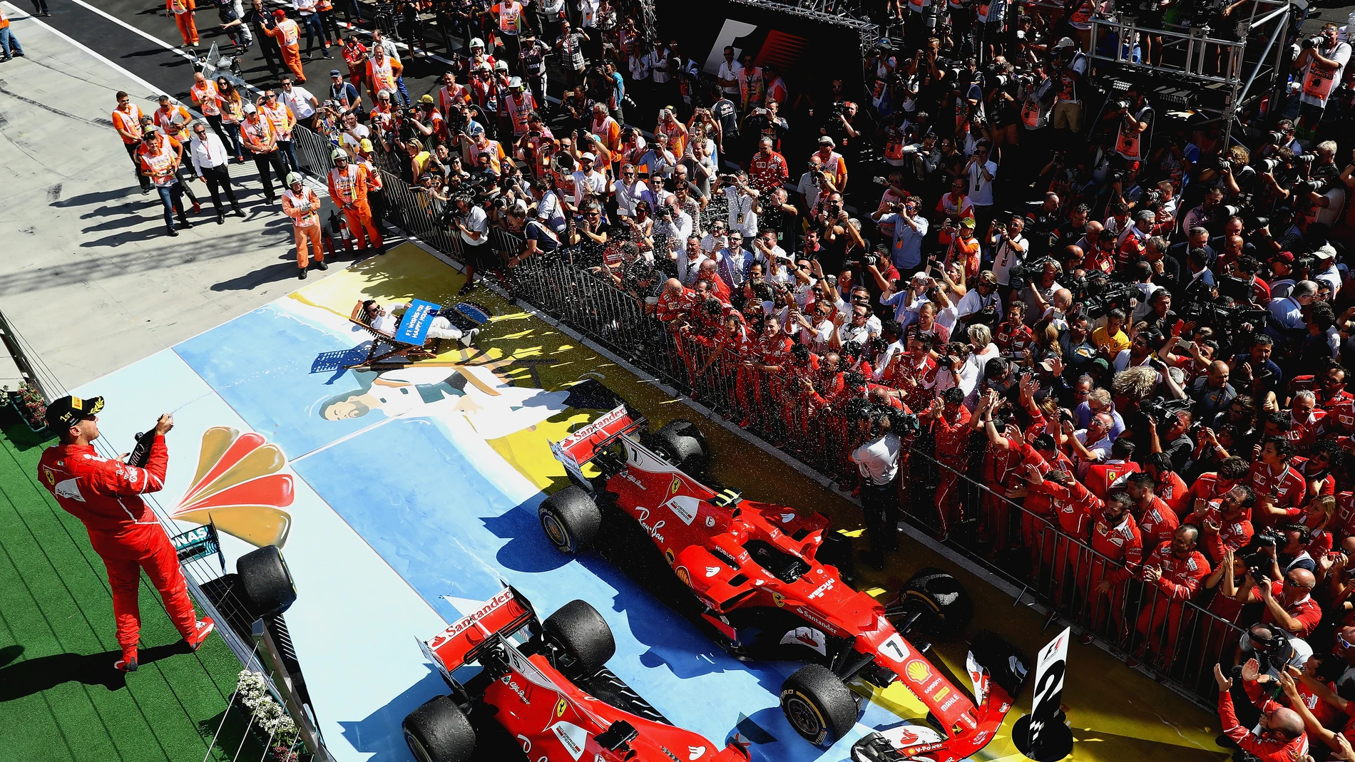 Vettel, con Alonso al fondo en el podio de Hungría