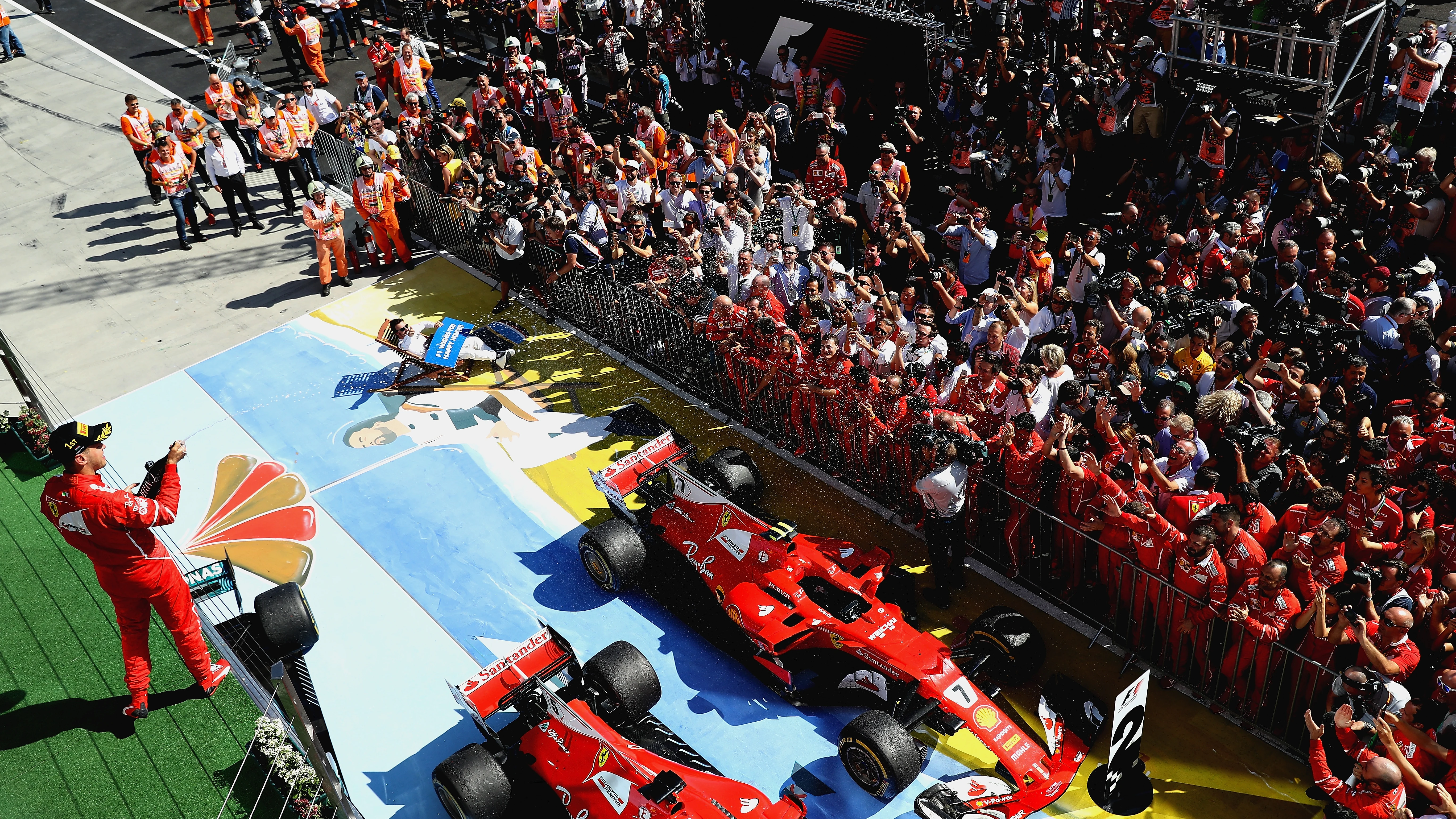 Vettel, con Alonso al fondo en el podio de Hungría