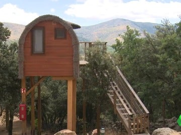 Una cabaña en un árbol Una cabaña en un árbol