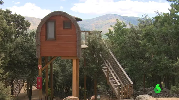 Una cabaña en un árbol