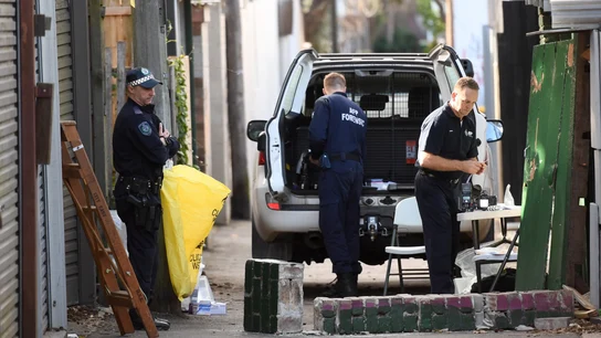 Policía australiana tras la detención de las cuatro personas Policía australiana tras la detención de las cuatro personas