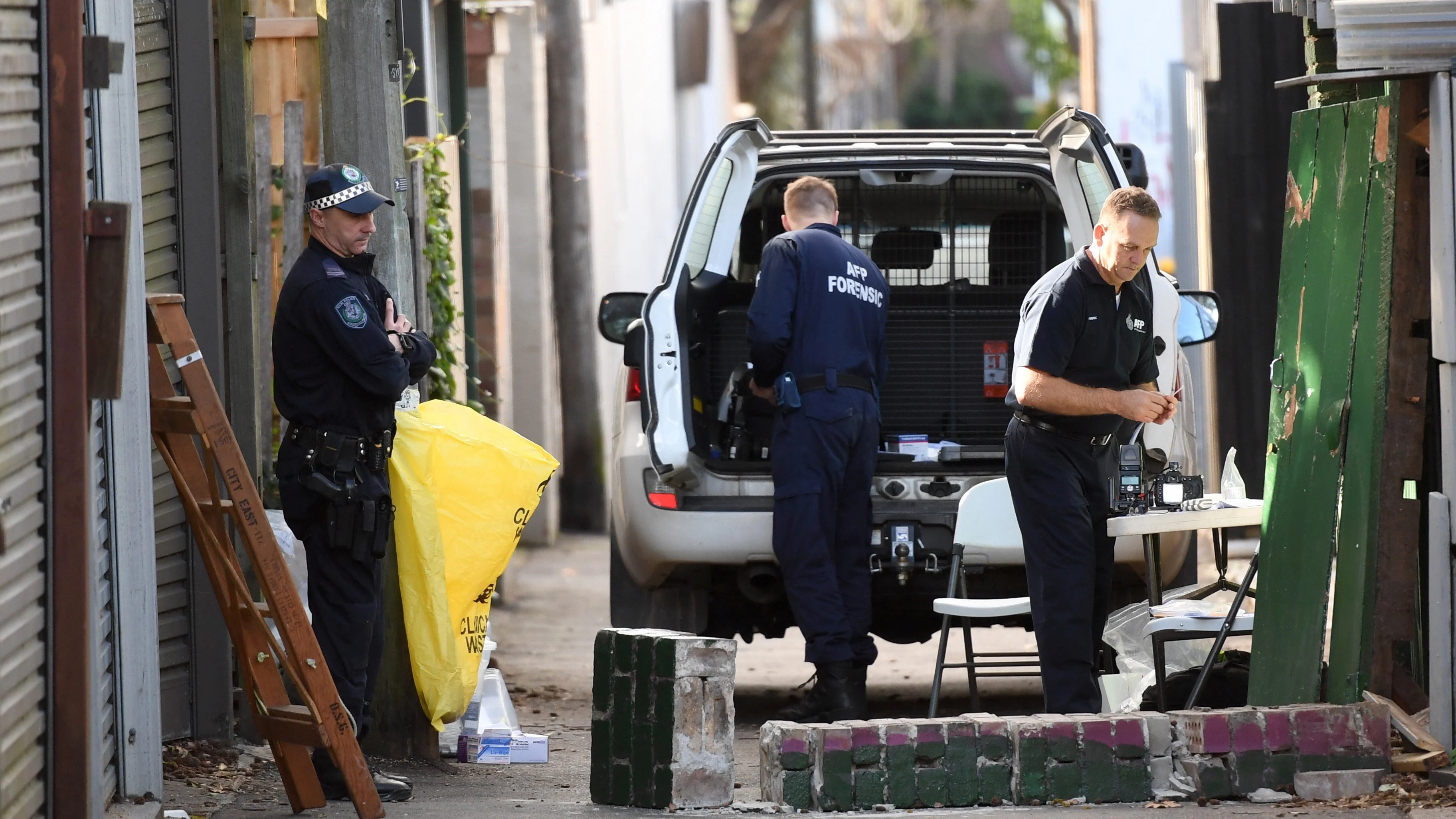 Policía australiana tras la detención de las cuatro personas Policía australiana tras la detención de las cuatro personas