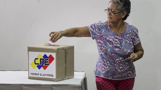 Una mujer venezolana votando la Constituyente Una mujer venezolana votando la Constituyente