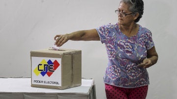 Una mujer venezolana votando la Constituyente