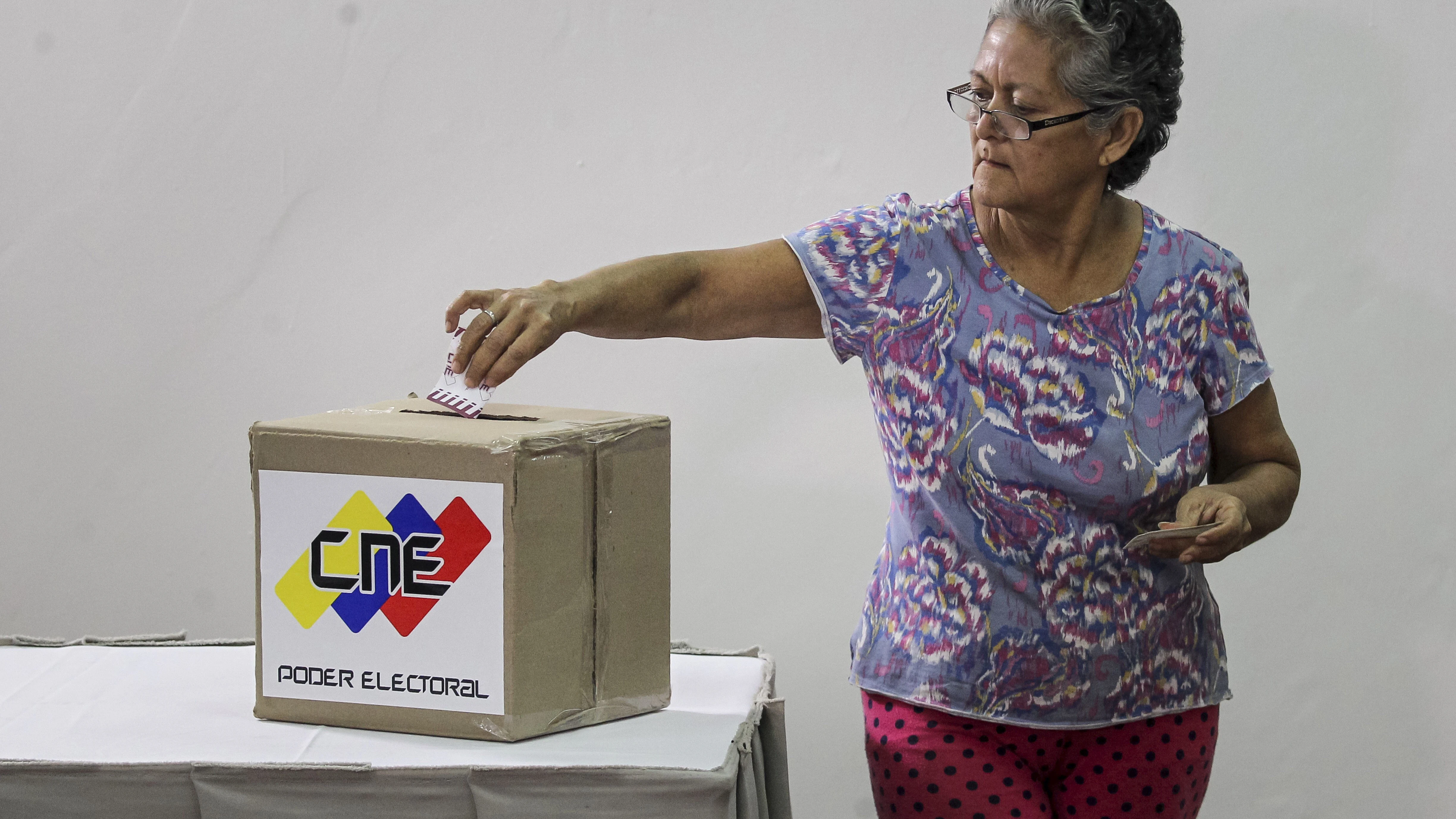 Una mujer venezolana votando la Constituyente