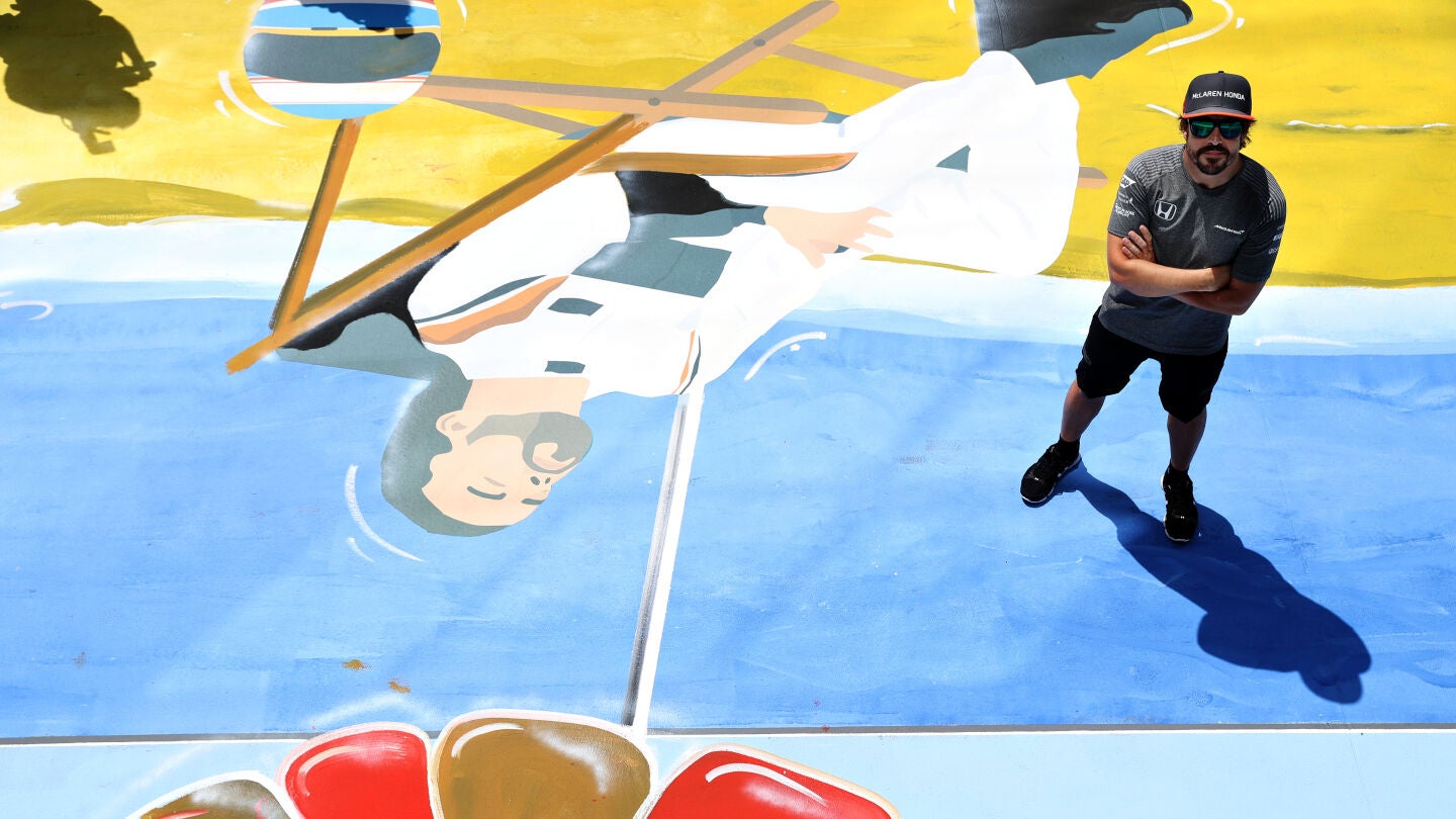 Fernando Alonso posa con el mural de la F&oacute;rmula 1