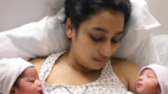 La mujer después de dar a luz a sus gemelos La mujer después de dar a luz a sus gemelos