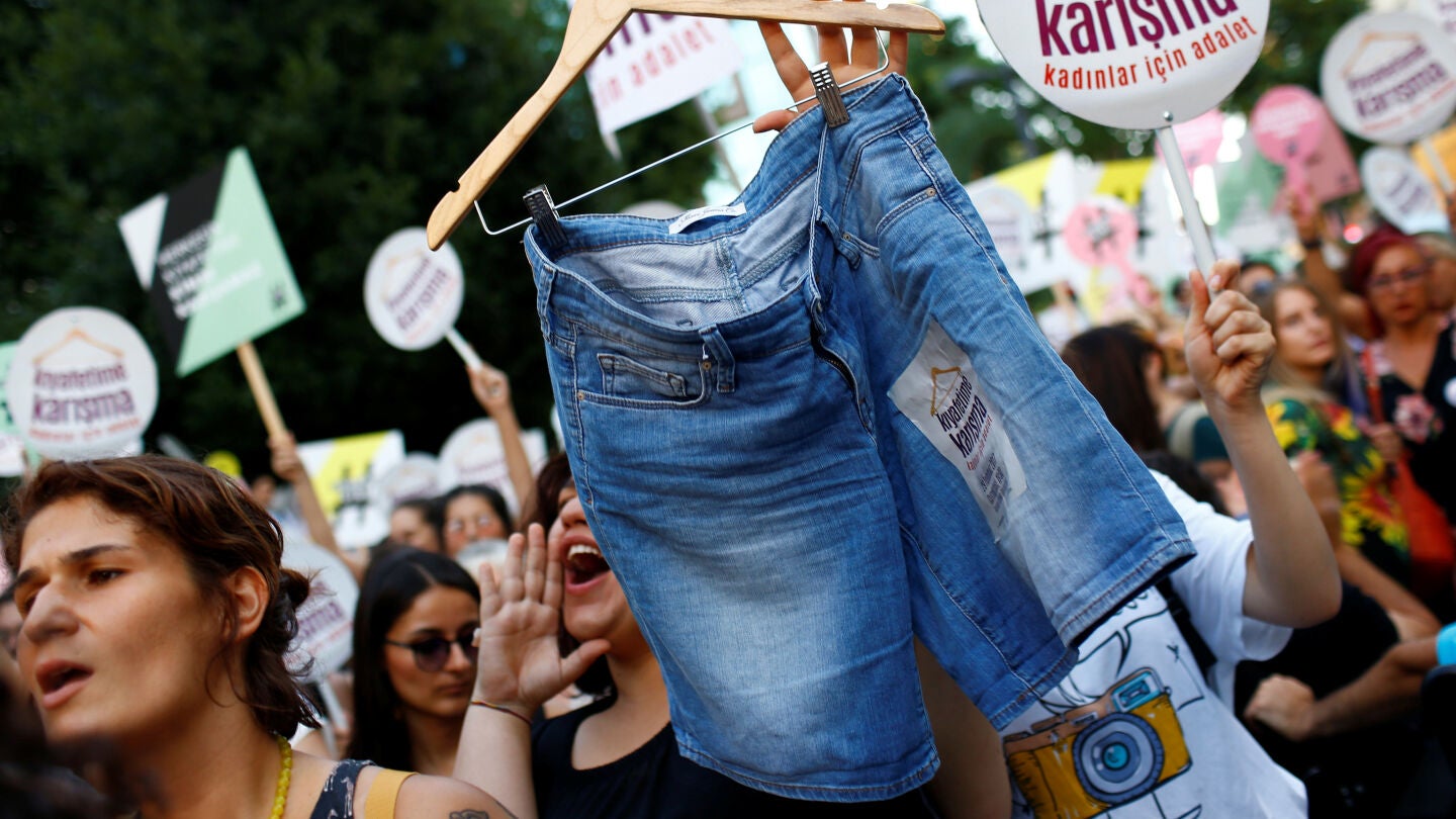 Cientos de turcas se manifiestan en Estambul para protestar contra el c&oacute;digo de vestimenta isl&aacute;mico