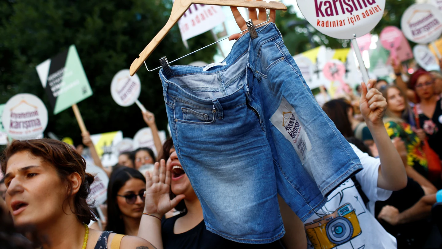 Cientos de turcas se manifiestan en Estambul para protestar contra el código de vestimenta islámico Cientos de turcas se manifiestan en Estambul para protestar contra el código de vestimenta islámico