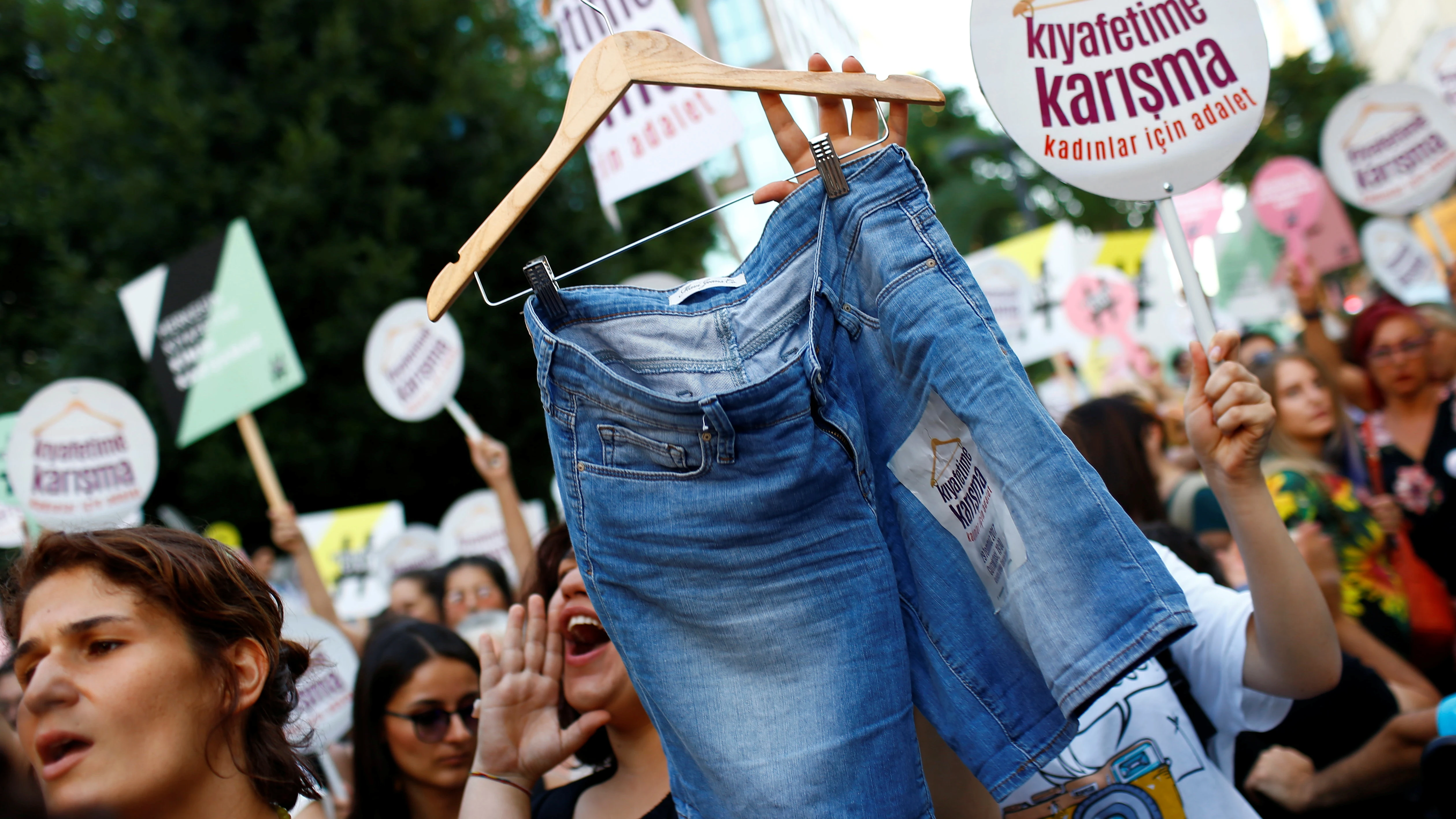 Cientos de turcas se manifiestan en Estambul para protestar contra el código de vestimenta islámico