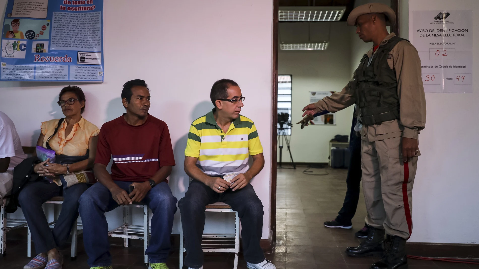 Varios venezolanos esperan para votar en la Constituyente