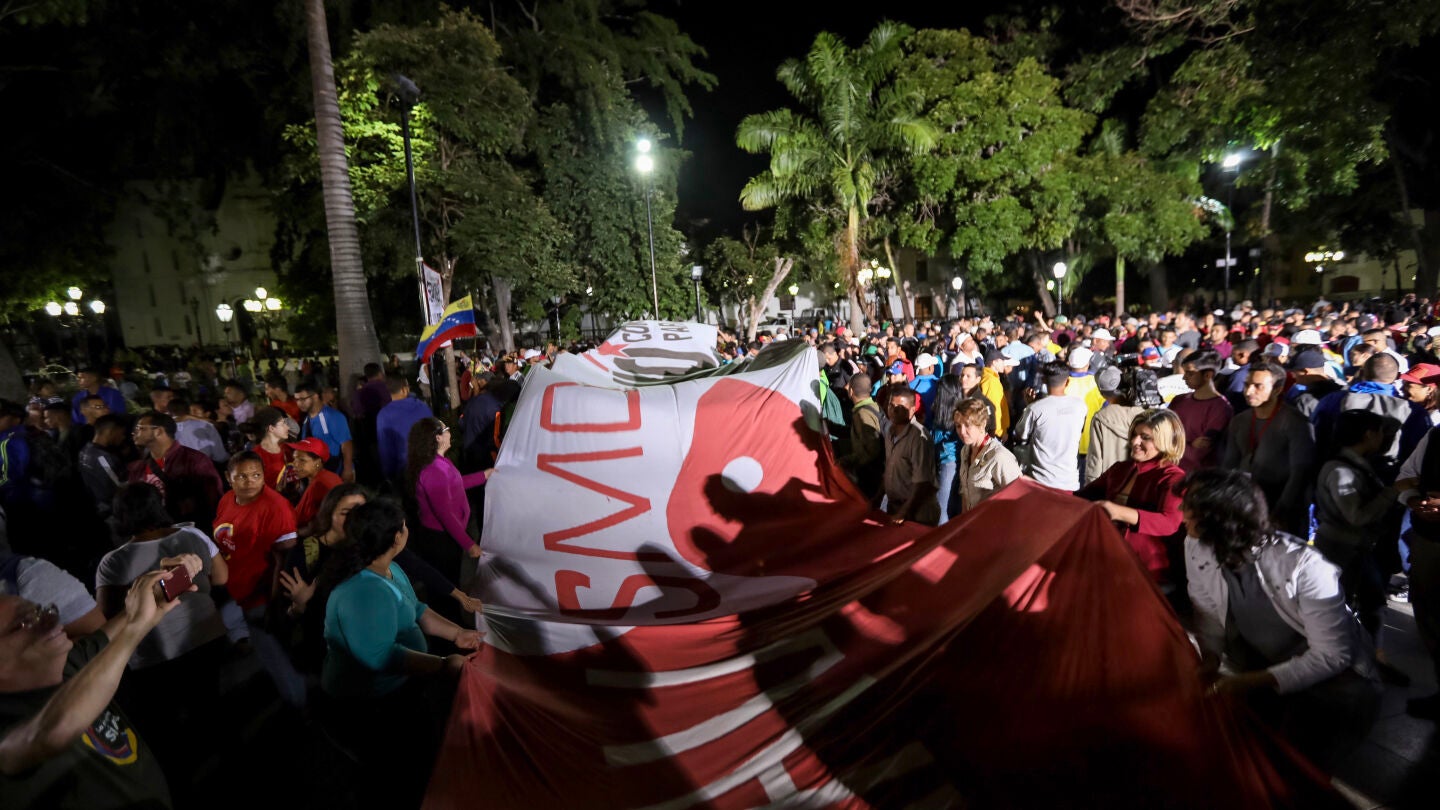 Chavistas participan en una celebraci&oacute;n, en la plaza Bol&iacute;var de Caracas (Venezuela), al culminar jornada de votaci&oacute;n