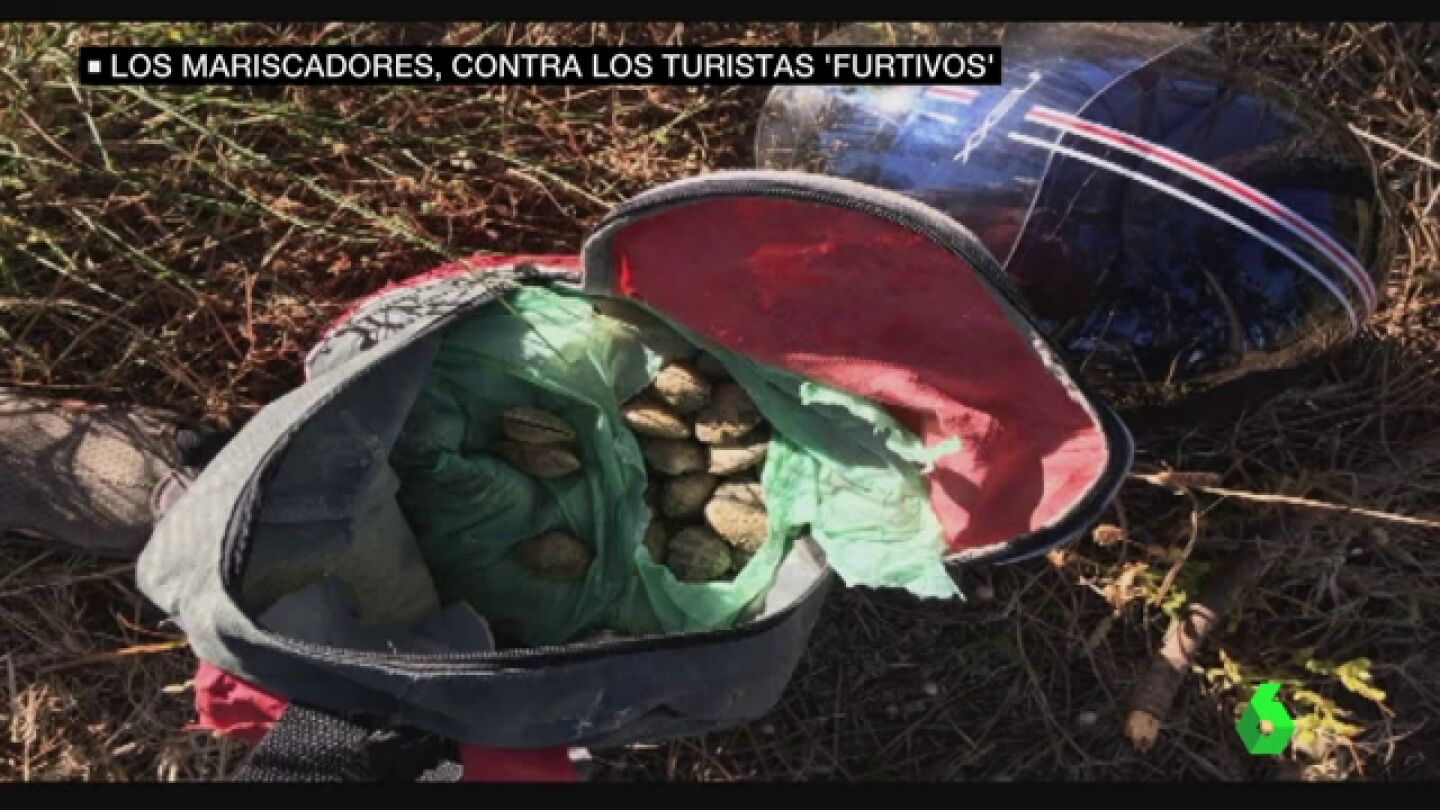 Las mariscadoras denuncian a los 'furtivos de ba&ntilde;ador', los turistas que les roban el g&eacute;nero en la R&iacute;a de Arousa
