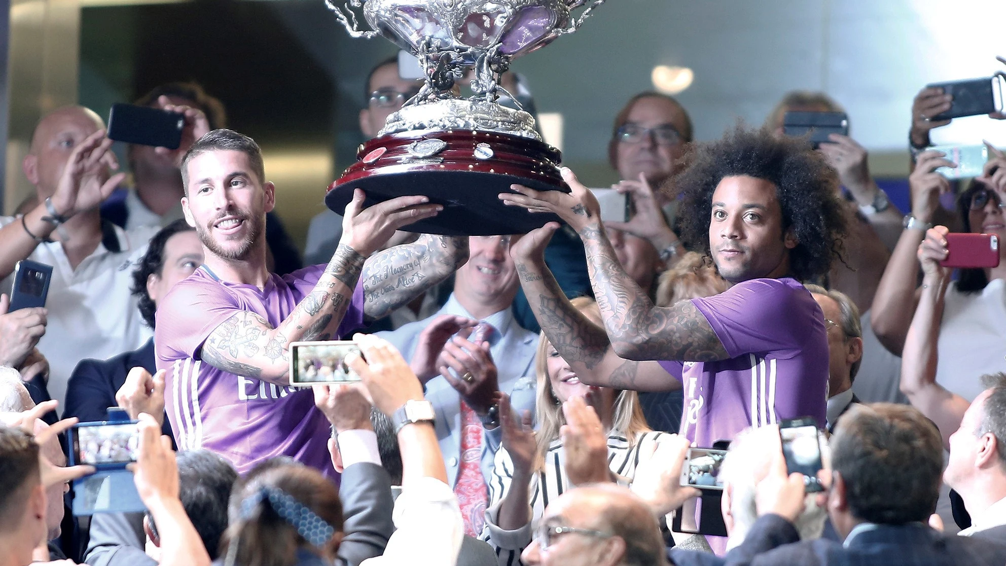 Ramos y Marcelo sosteniendo el trofeo