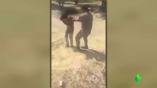 Detienen a tres soldados turcos que le pegaron una paliza a cuatro refugiados mientras se jactaban de ello Detienen a tres soldados turcos que le pegaron una paliza a cuatro refugiados mientras se jactaban de ello