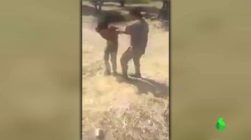 Detienen a tres soldados turcos que le pegaron una paliza a cuatro refugiados mientras se jactaban de ello