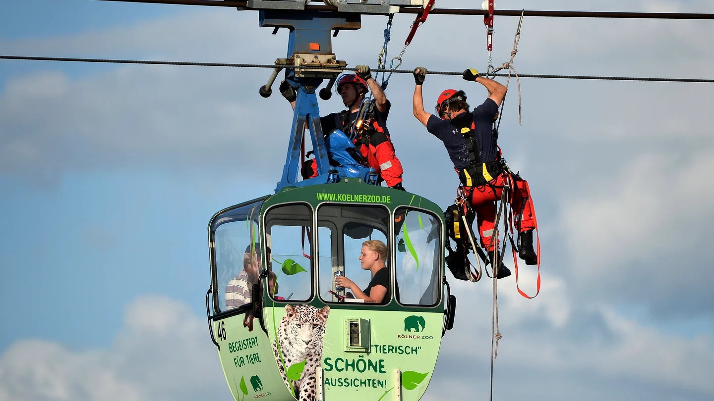 Rescatadas en Alemania un centenar de personas en el teleférico sobre el Rin Rescatadas en Alemania un centenar de personas en el teleférico sobre el Rin