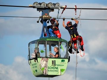 Rescatadas en Alemania un centenar de personas en el teleférico sobre el Rin Rescatadas en Alemania un centenar de personas en el teleférico sobre el Rin