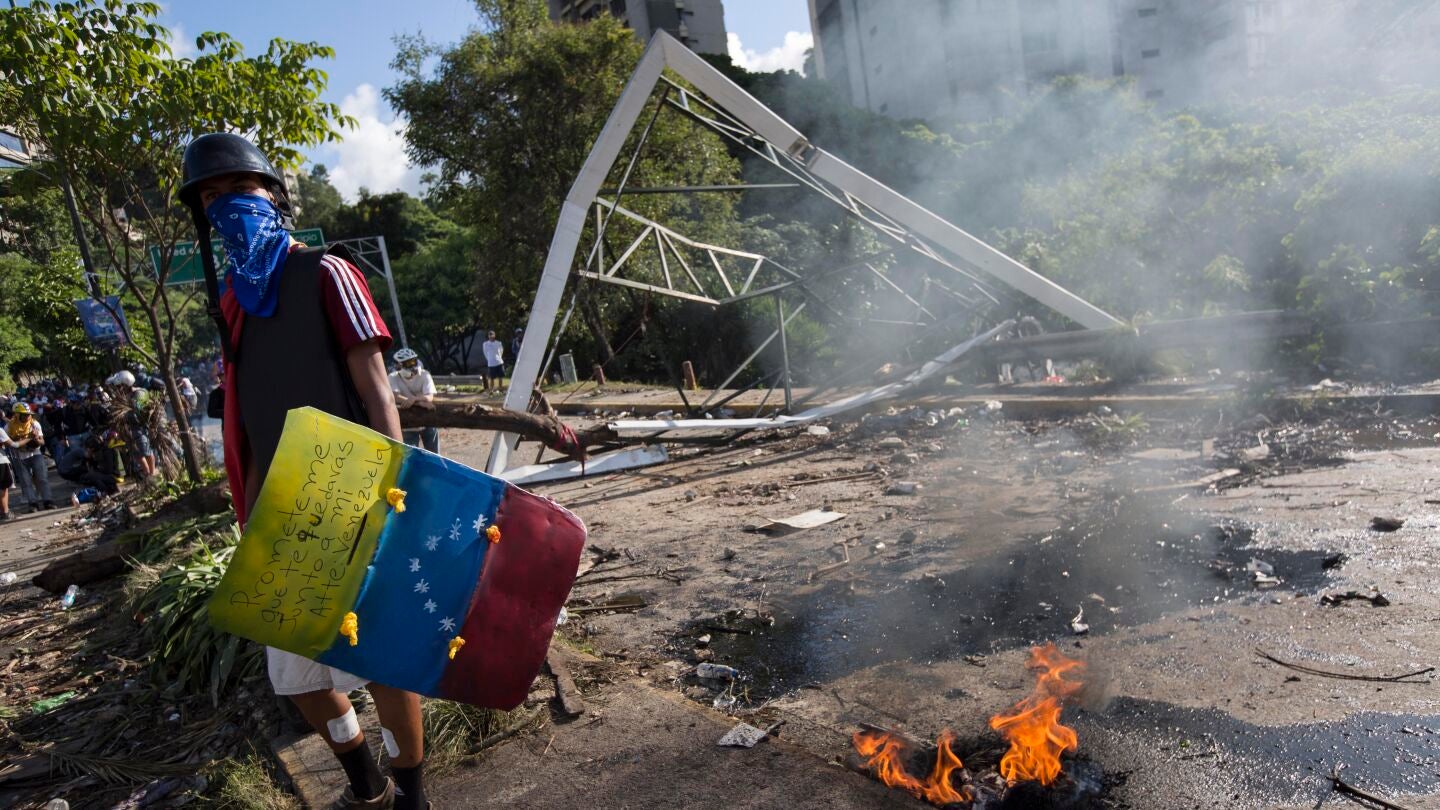 Manifestantes opositores bloquean una calle en rechazo a las elecciones de la Asamblea Nacional Constituyente