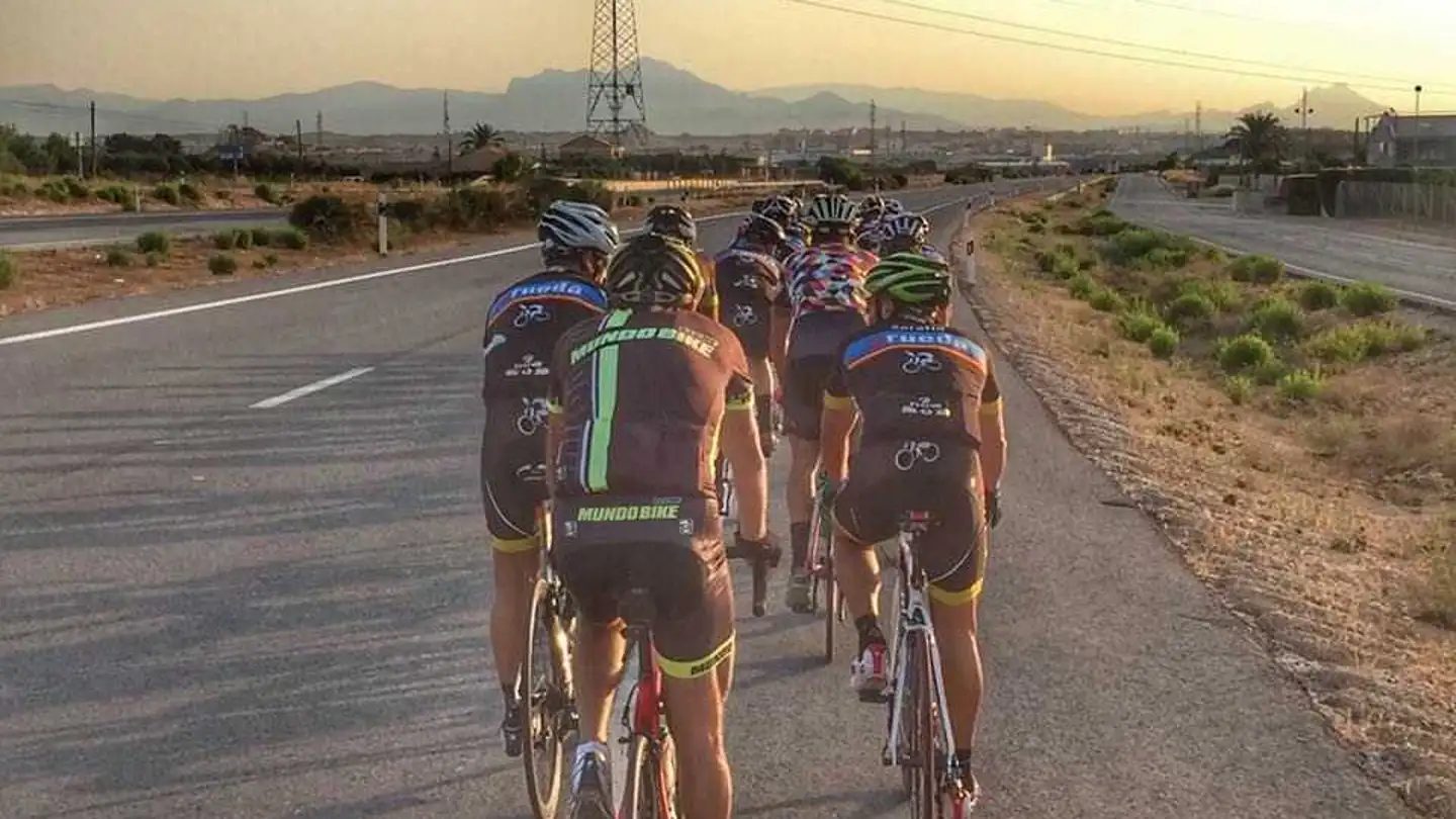 Grupo de ciclistas en carretera Grupo de ciclistas en carretera
