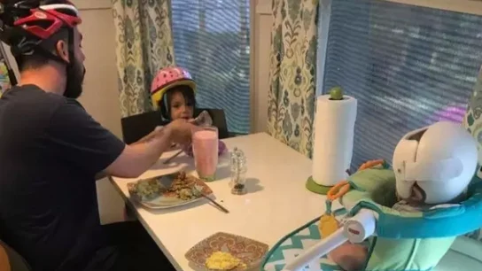 La tierna reacción de una familia al solidarizarse con su hijo La tierna reacción de una familia al solidarizarse con su hijo