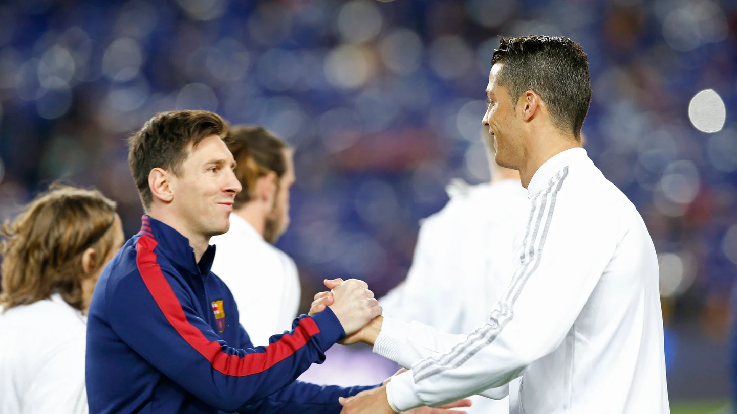 Cristiano y Messi saludándose en un encuentro Cristiano y Messi saludándose en un encuentro