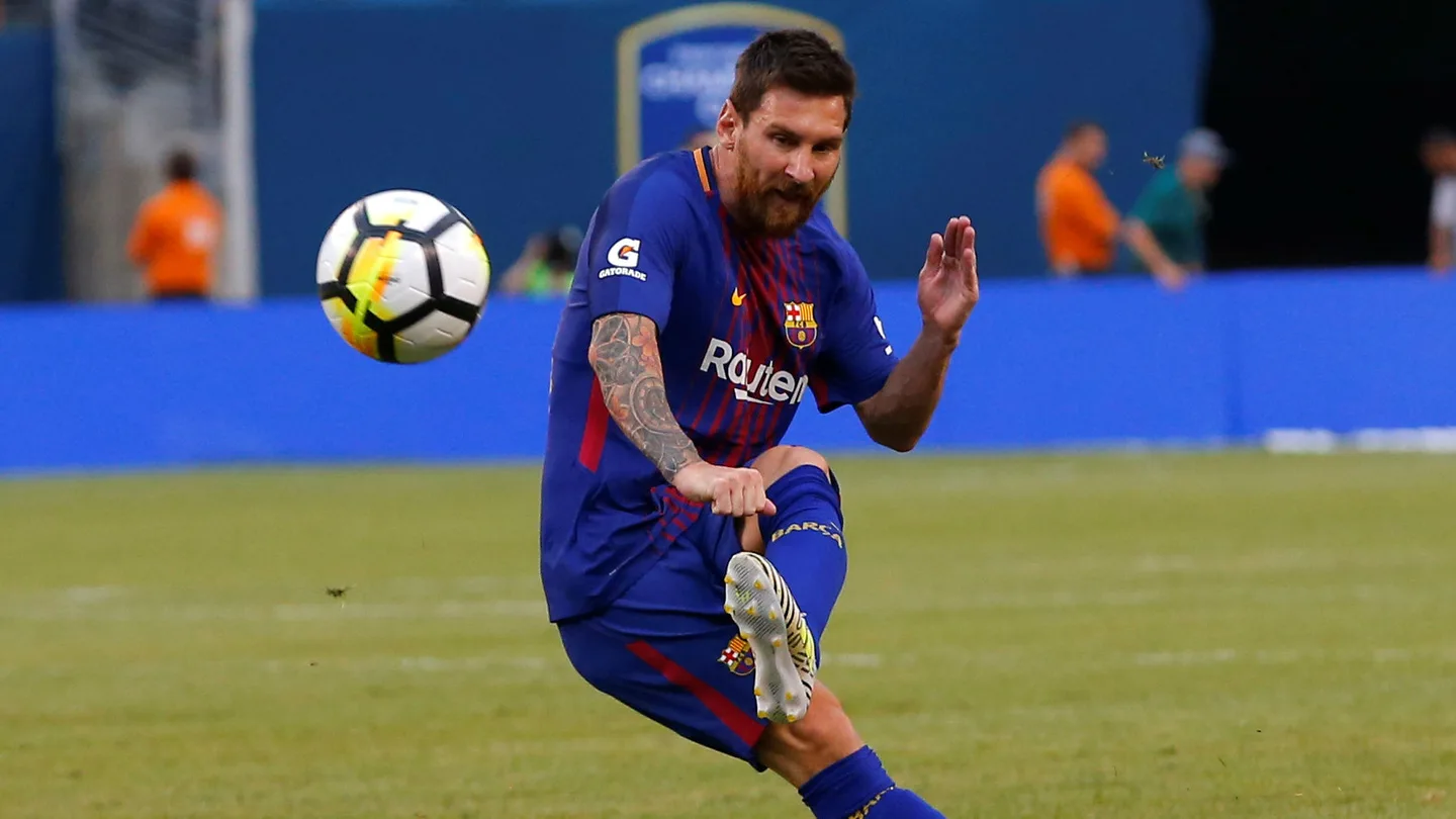 Messi chuta una falta Messi chuta una falta