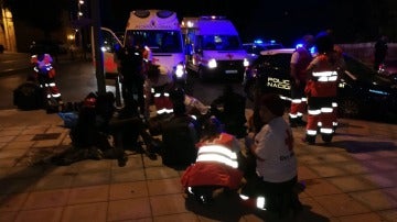 Cruz Roja atiende a migrantes tras saltar la valla fronteriza en Ceuta