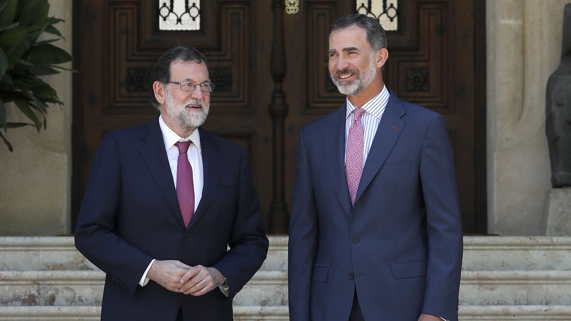 El Rey Felipe VI con Mariano Rajoy en el Palacio de Marivent