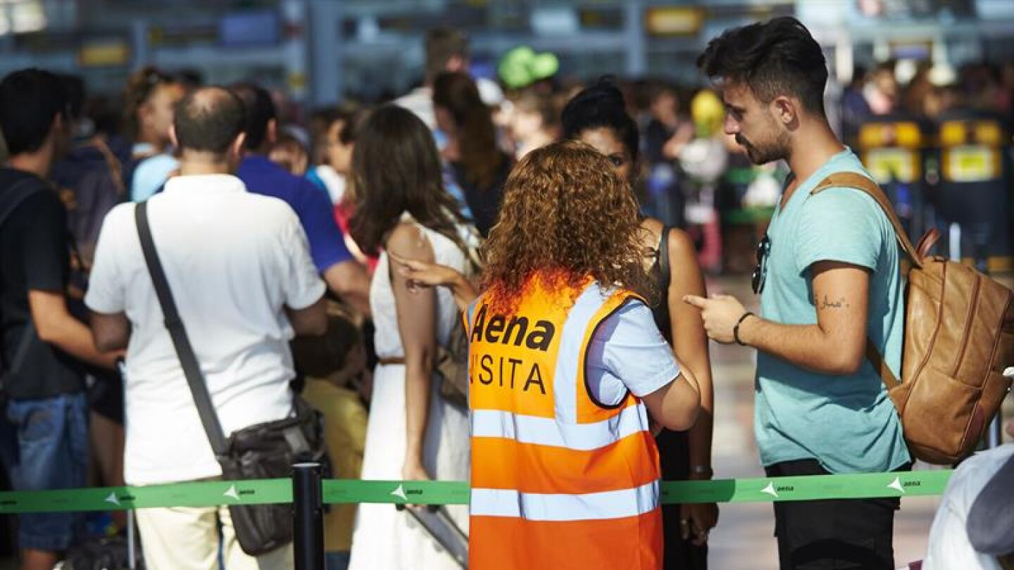 Una de las trabajadoras de Eulen del Aeropuerto de El Prat
