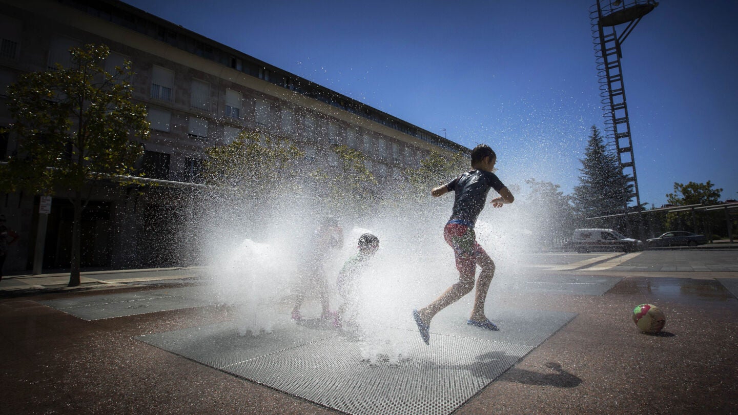 Ni&ntilde;os disfrutando del agua de las fuentes frente a la ola de calor que sigue azotando a Espa&ntilde;a