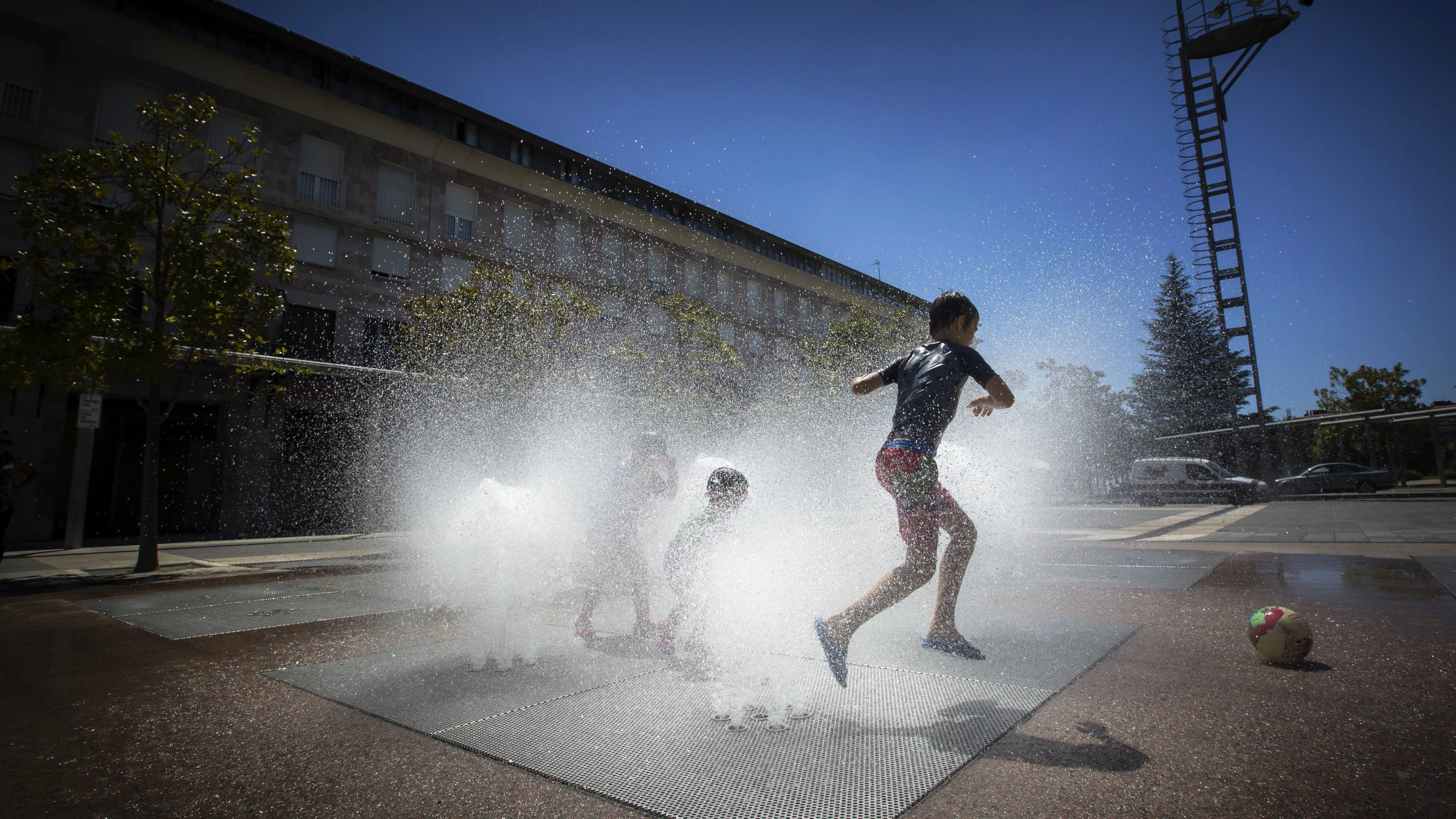Niños disfrutando del agua de las fuentes Niños disfrutando del agua de las fuentes frente a la ola de calor que sigue azotando a España