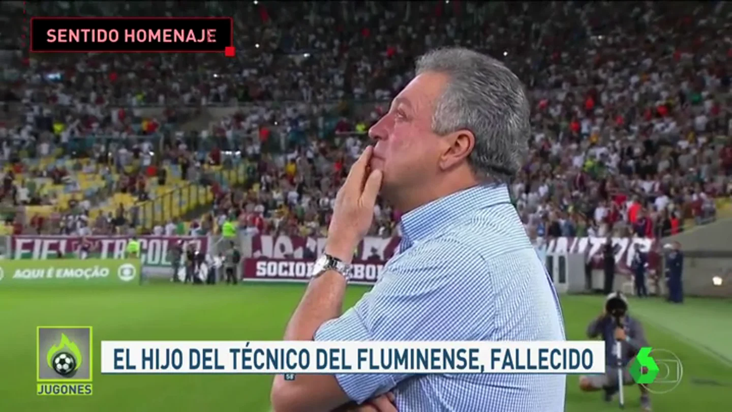La emotiva reacción de la afición del Fluminese hacia su técnico en su primer partido desde que perdió a su hijo La emotiva reacción de la afición del Fluminese hacia su técnico en su primer partido desde que perdió a su hijo