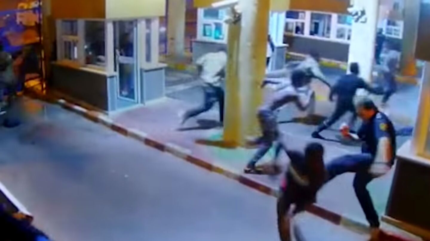 Momento en el que un polic&iacute;a patea a un indocumentado