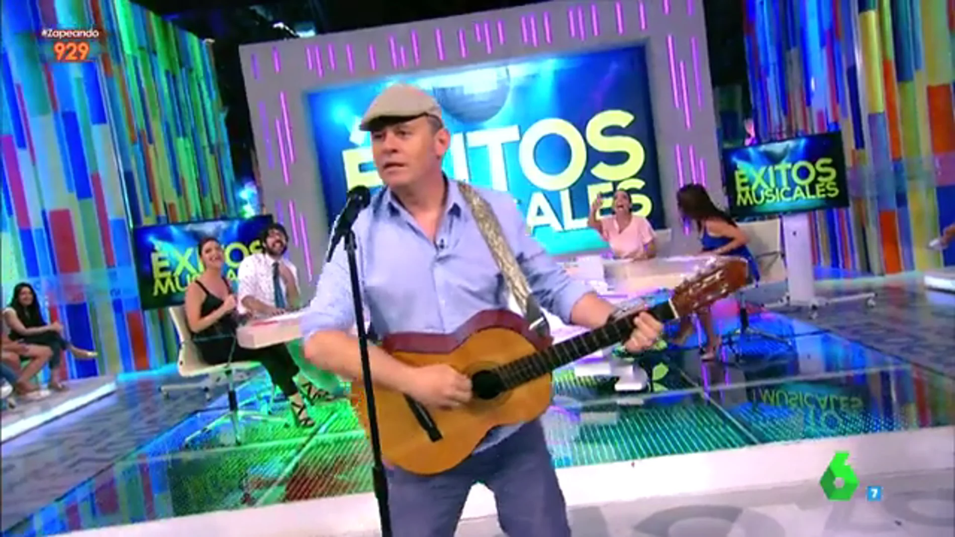 Miki Nadal cantando su versión del 'Despacito'
