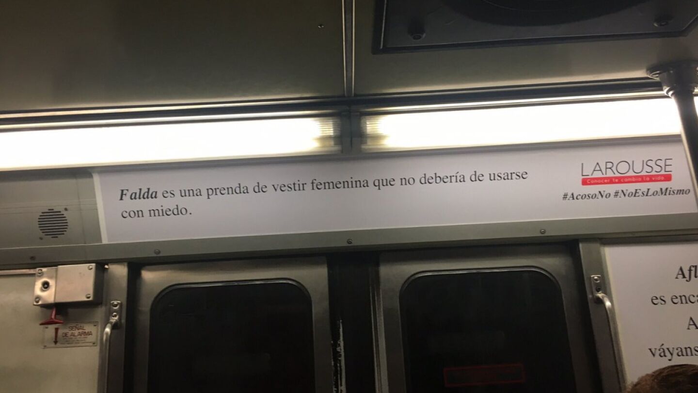 Una de las pancartas que empapelan el metro de M&eacute;ico