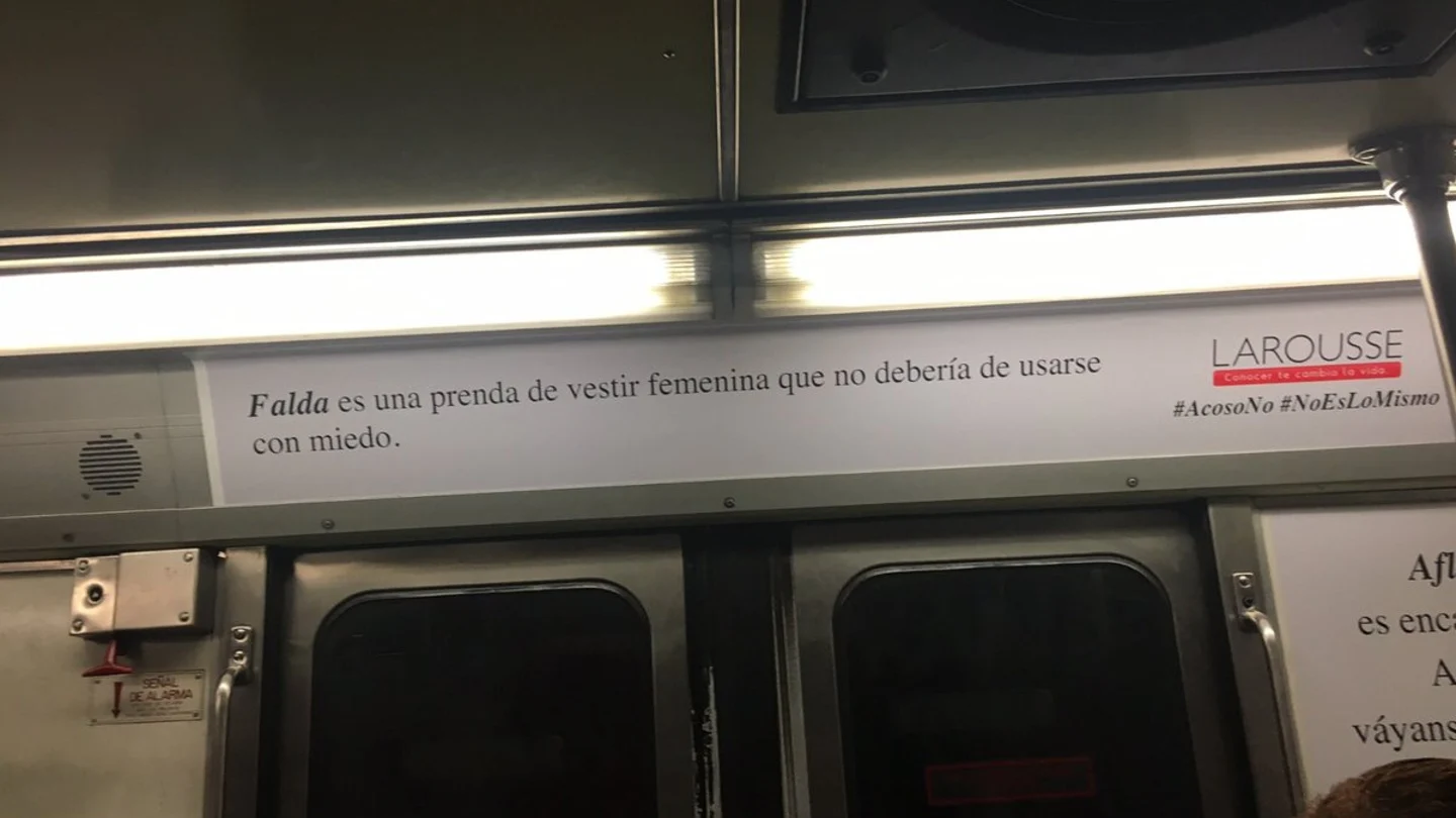 Una de las pancartas que empapelan el metro de Méico Una de las pancartas que empapelan el metro de Méico