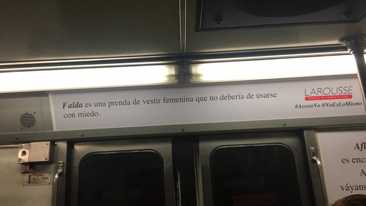 Una de las pancartas que empapelan el metro de Méico