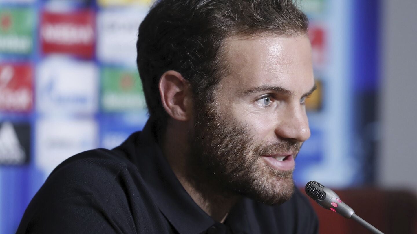 Juan Mata durante la rueda de prensa en Skopje