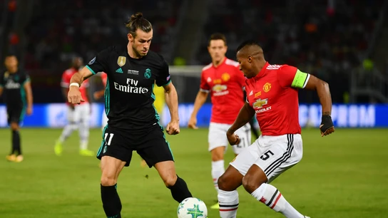 Gareth Bale pelea un balón con Antonio Valencia Gareth Bale pelea un balón con Antonio Valencia