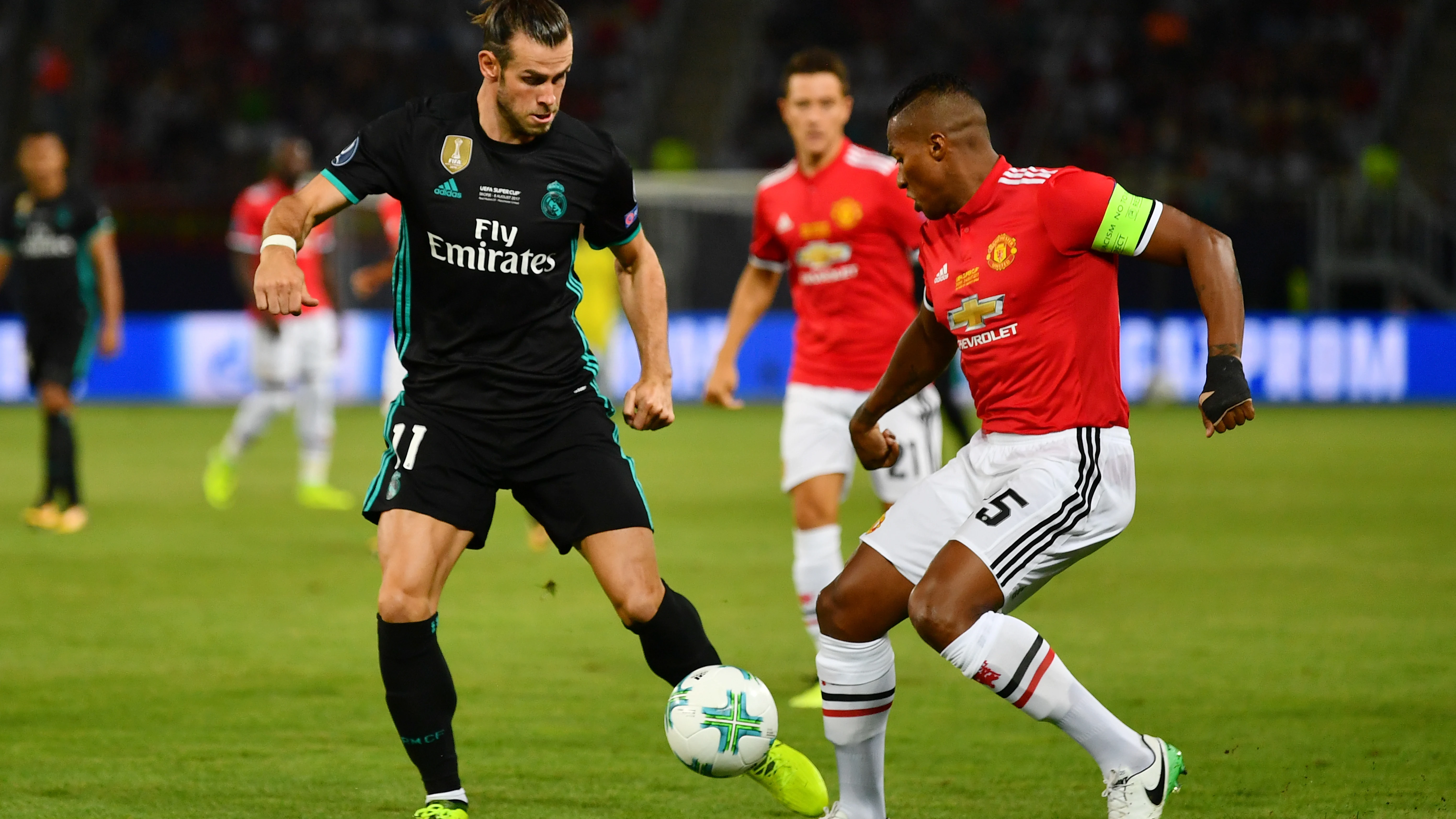 Gareth Bale pelea un balón con Antonio Valencia