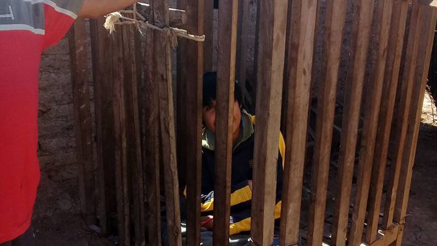 El adolescente encerrado en la jaula 