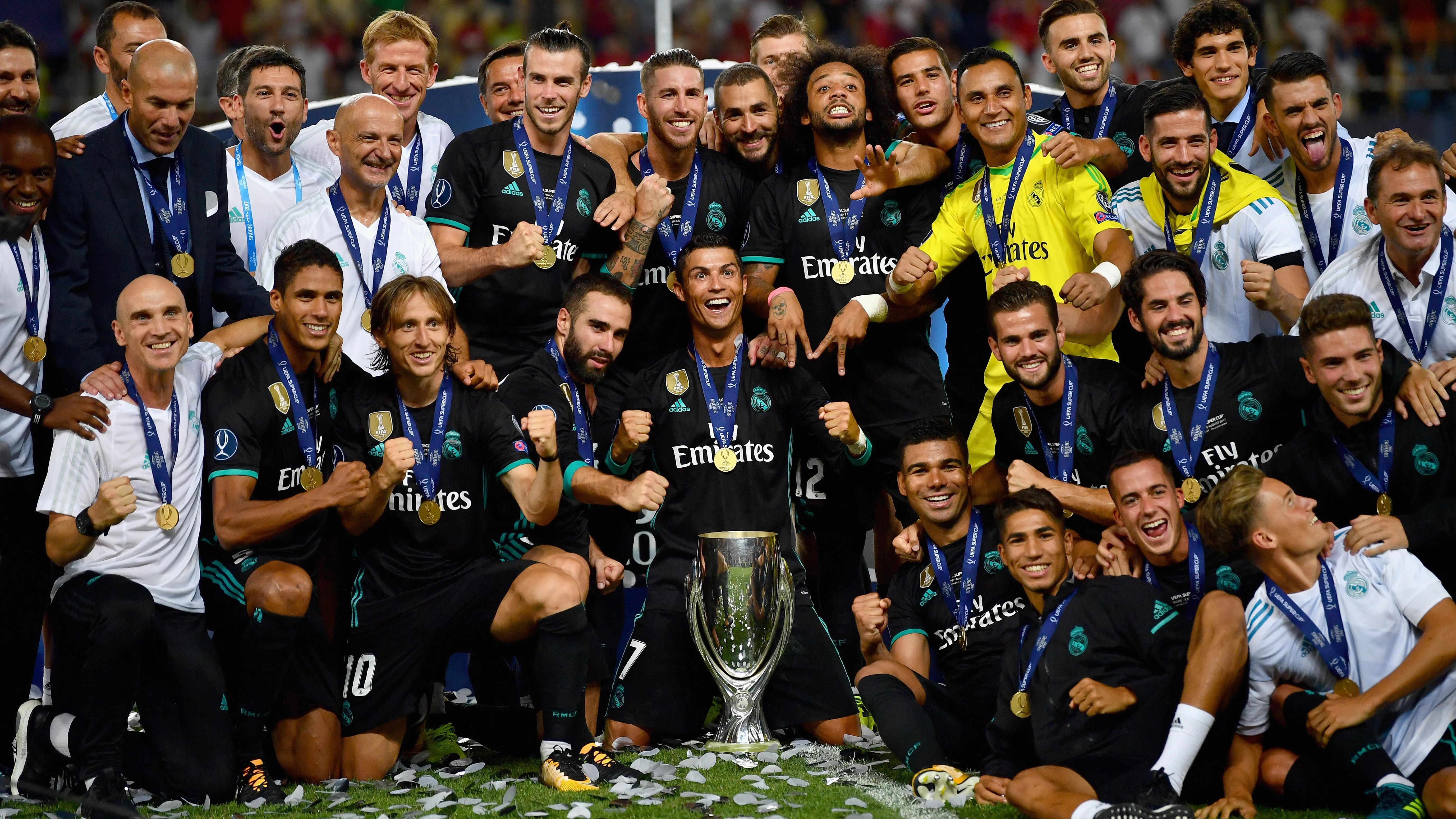 Los jugadores del Real Madrid se sientan sobre el c&eacute;sped con la Supercopa de Europa