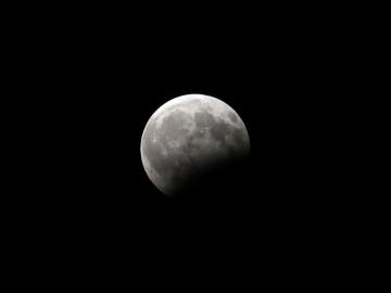 Imagen del eclipse lunar visto desde Irán
